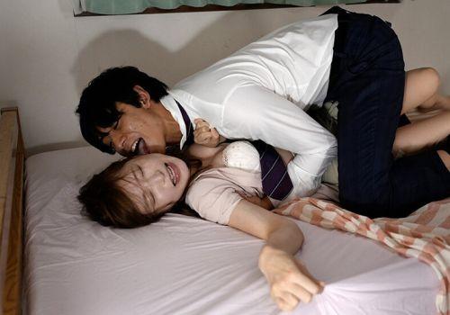 Em gái đi làm ngày đầu tiên bị đồng nghiệp cưỡng hiếp